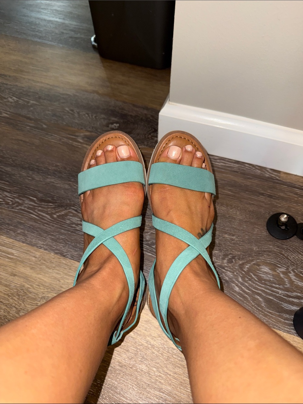 EUC!!Women’s Strappy Aqua Flat Sandals